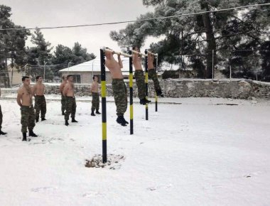 Hμίγυμνοι Ελληνες καταδρομείς ασκούνται στο χιόνι (φωτό)